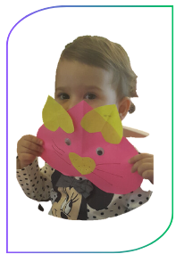 Elisa elişi kağıdı tutuyor